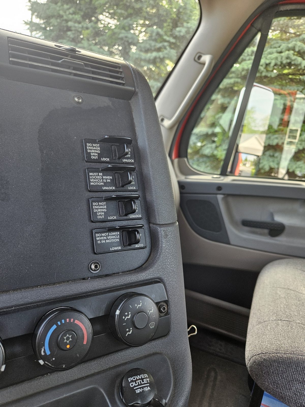 2008 Freightliner Cascadia 125 Day Cab — 53K Miles, Pre-DEF - Image 25