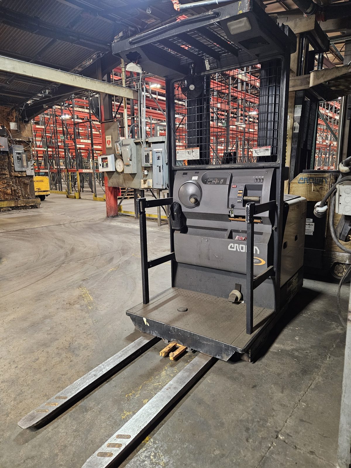 Crown SP3520-30 Electric Order Picker — 3,138 hrs, Charger Included