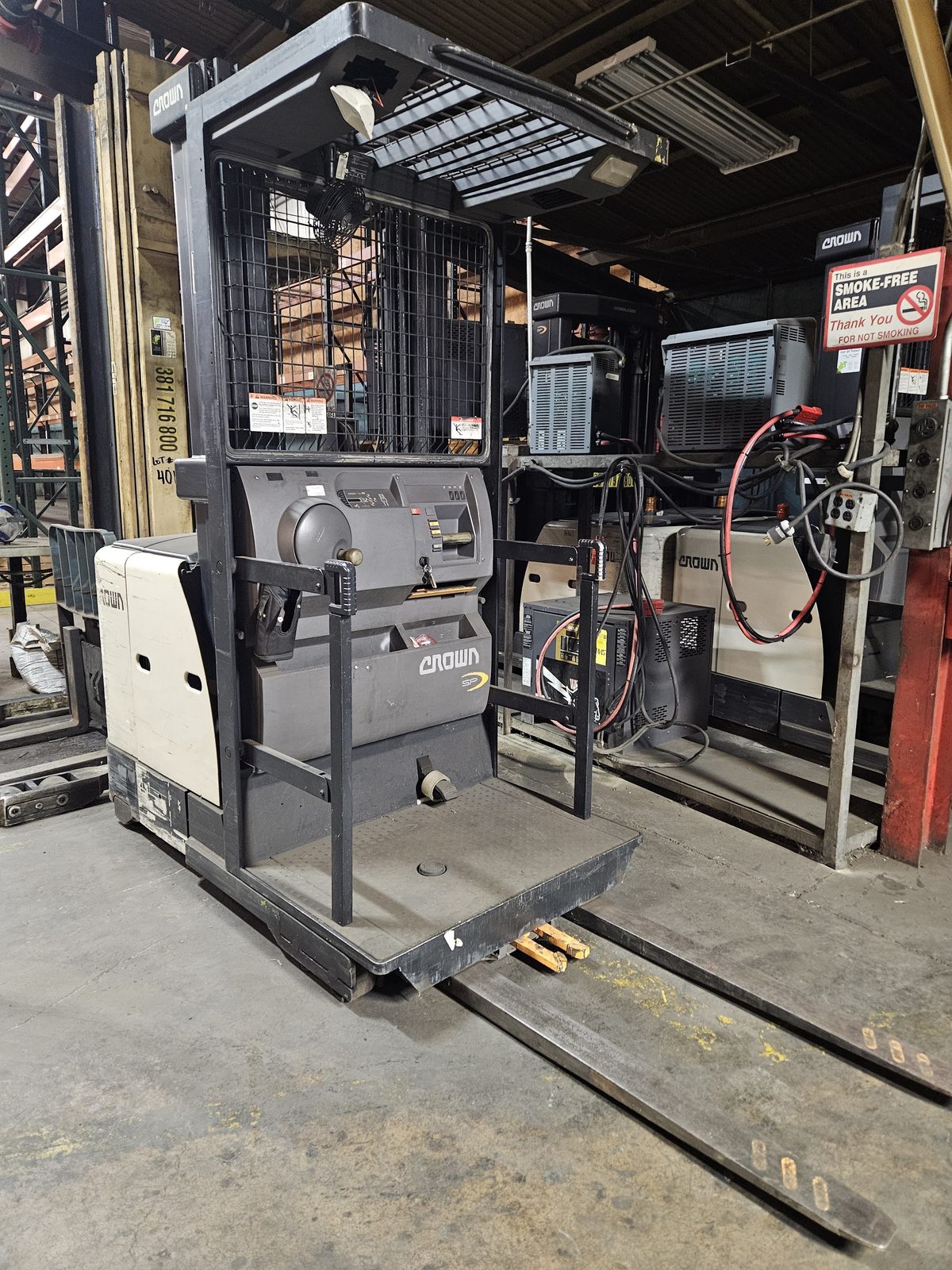 Crown SP3520-30 Electric Order Picker — 3,138 hrs, Charger Included - Image 3