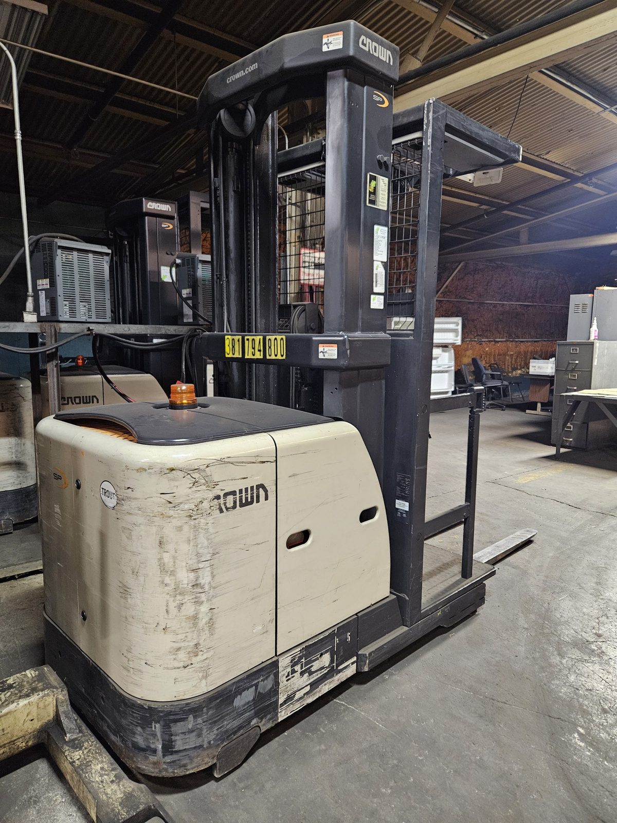 Crown SP3520-30 Electric Order Picker — 3,138 hrs, Charger Included - Image 4