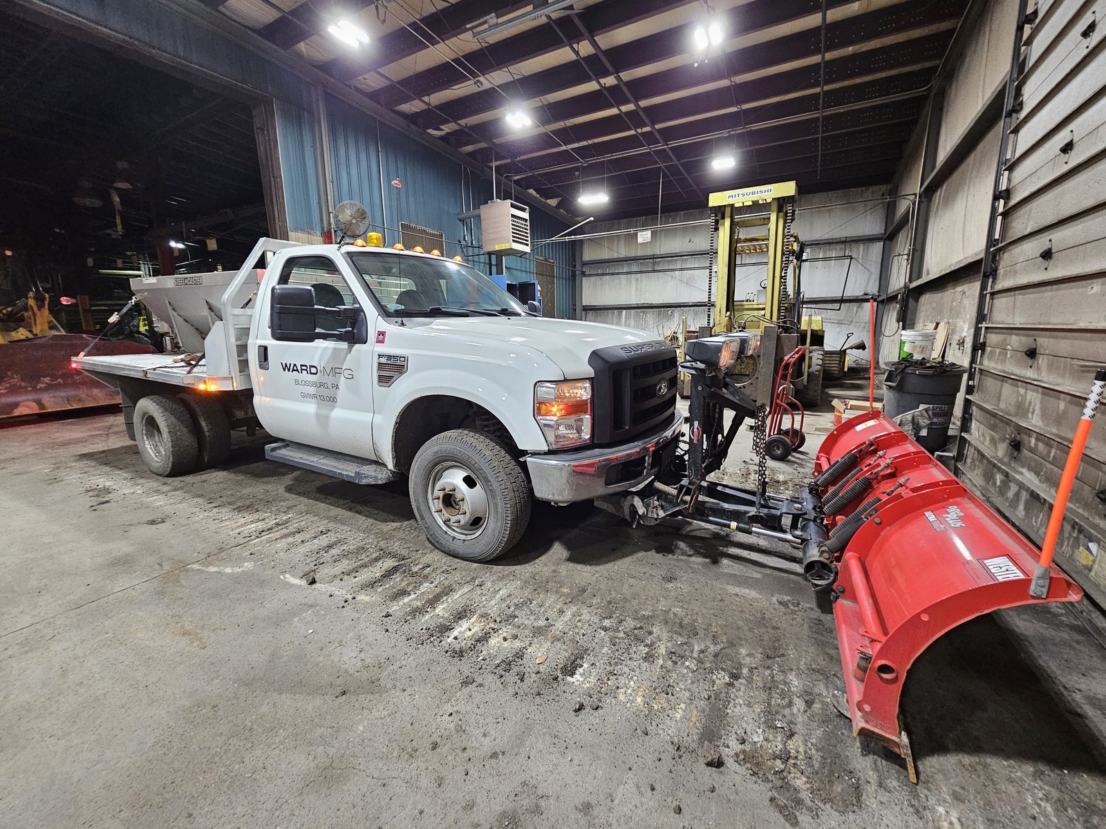 2010 Ford F-350 Super Duty 4x4 DRW — Flatbed, Plow & Spreader, 20K Miles - Image 5