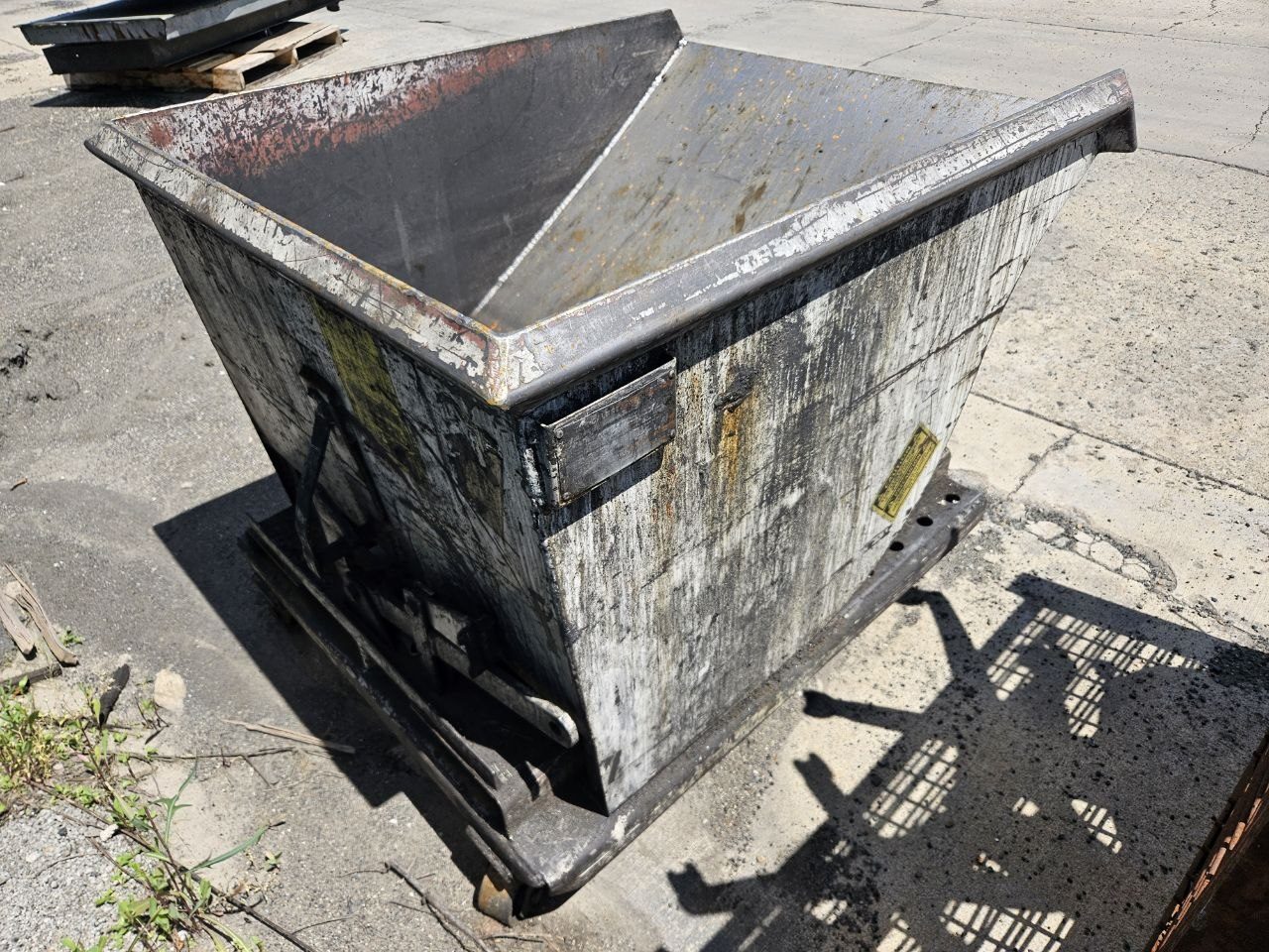 Galbreath H50 Self-Dumping Forklift Hopper — 1/2 Cu Yd, 4,000 lb Capacity - Image 18