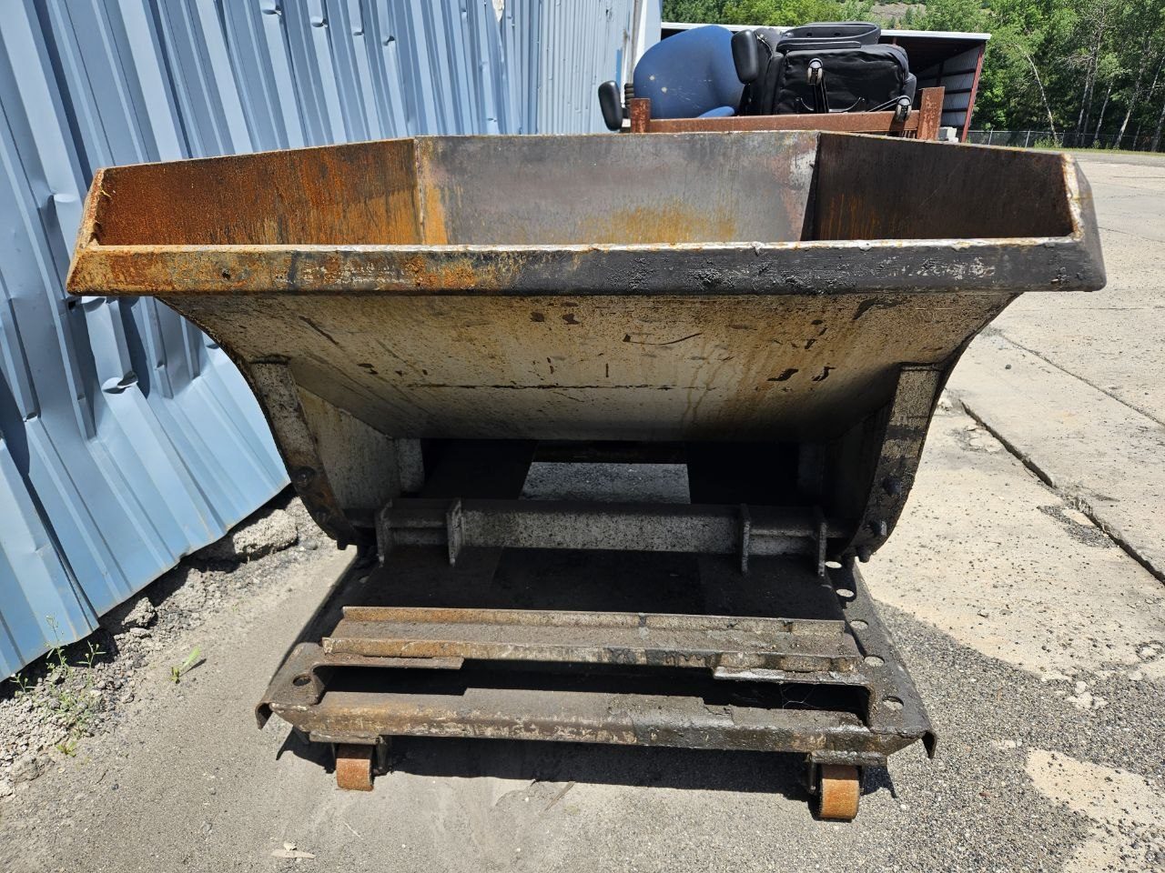 Galbreath H50 Self-Dumping Forklift Hopper — 1/2 Cu Yd, 4,000 lb Capacity - Image 2