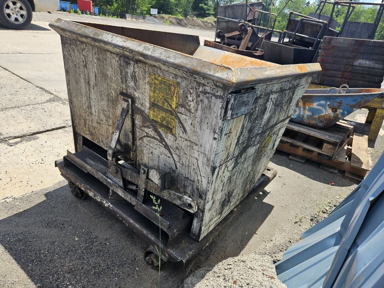 Galbreath H50 Self-Dumping Forklift Hopper — 1/2 Cu Yd, 4,000 lb Capacity - Image 6