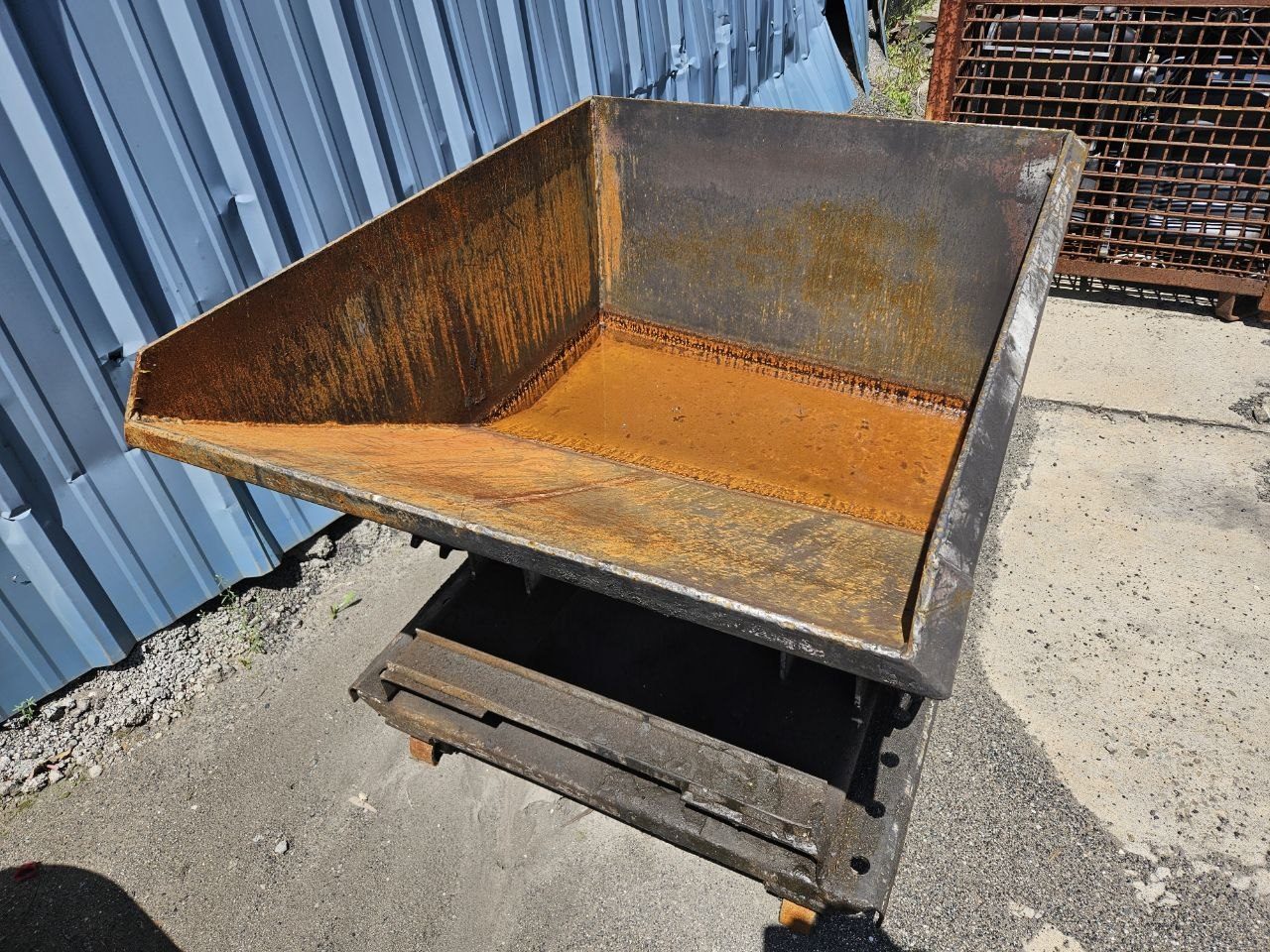 Galbreath H50 Self-Dumping Forklift Hopper — 1/2 Cu Yd, 4,000 lb Capacity - Image 7