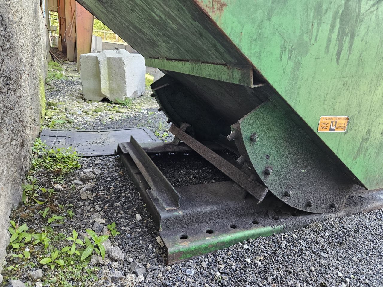 Roura Iron Works Self-Dumping Hopper — 1.5 Cu Yd, 6,000 lb Capacity (Unit A) - Image 2