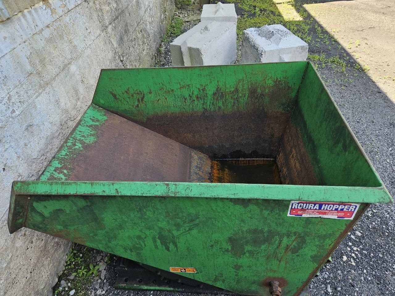 Roura Iron Works Self-Dumping Hopper — 1.5 Cu Yd, 6,000 lb Capacity (Unit A) - Image 3